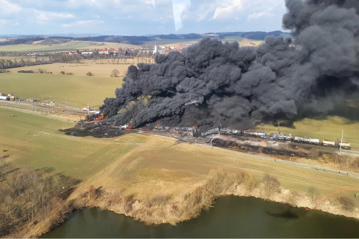 FOTO: Vážna nehoda vlaku prerušila vlakovú dopravu medzi Púchovom a Moravou. Horia vagóny s jedovatou chemickou látkou