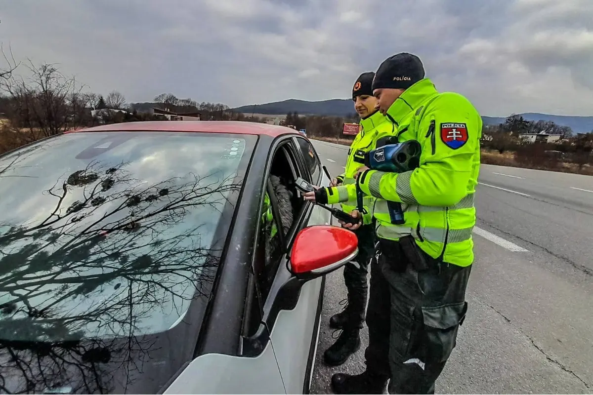 Neprepieklo sa im to. Dvaja vodiči z Trenčína a Púchova si sadli za volant značne opití, chytila ich polícia