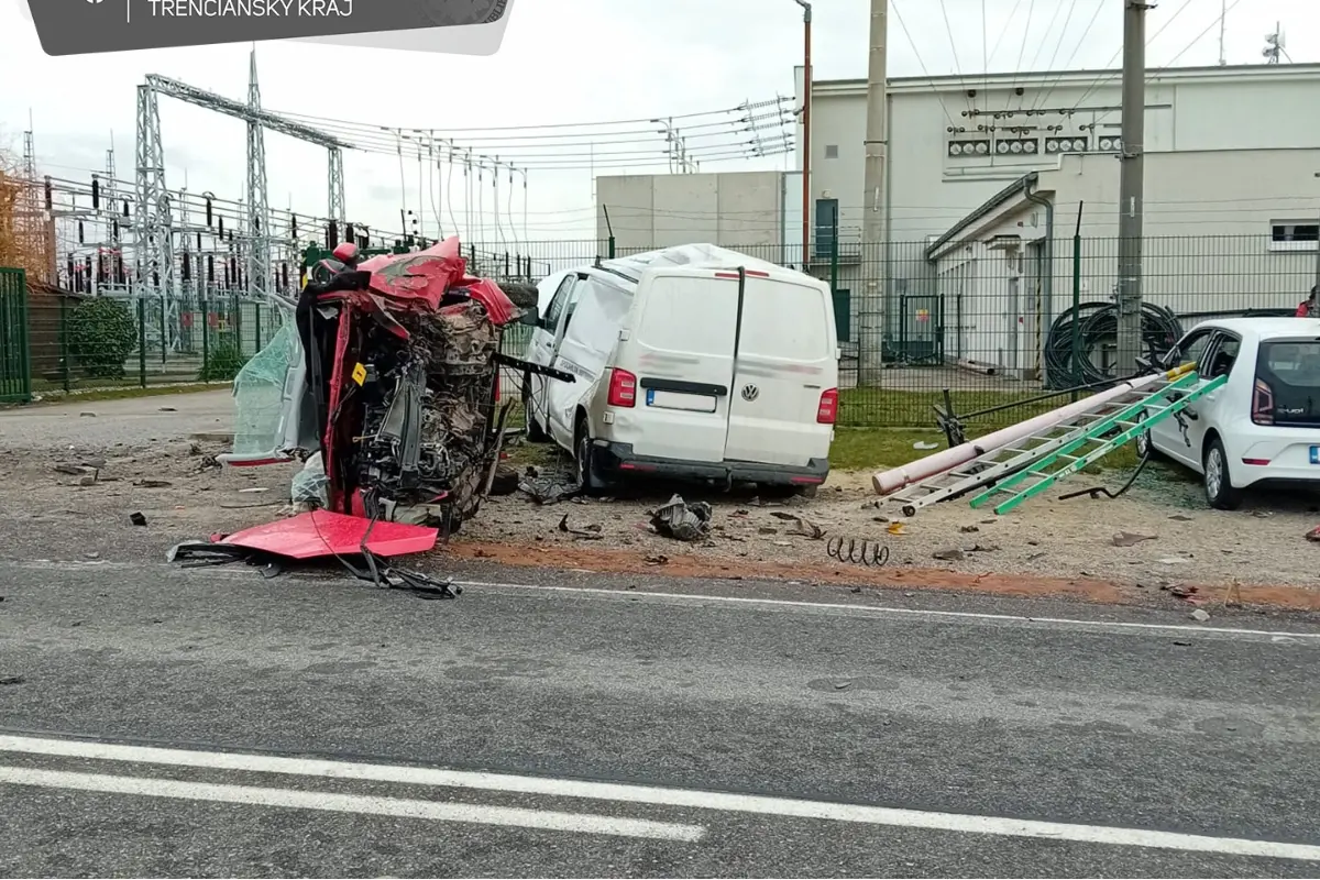 Foto: Pri tragickej nehode na Myjave vodič postupne narazil do zaparkovaných vozidiel, v horiacom aute nemal šancu prežiť