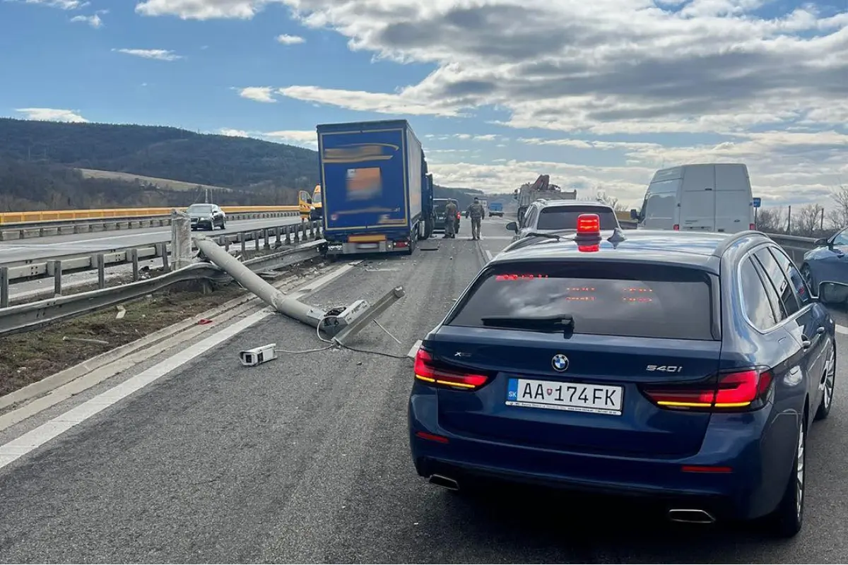 Foto: Na D1 za Trenčínom smerom na Bratislavu havaroval kamión. Pri nehode sa zranil 33-ročný vodič (FOTO)