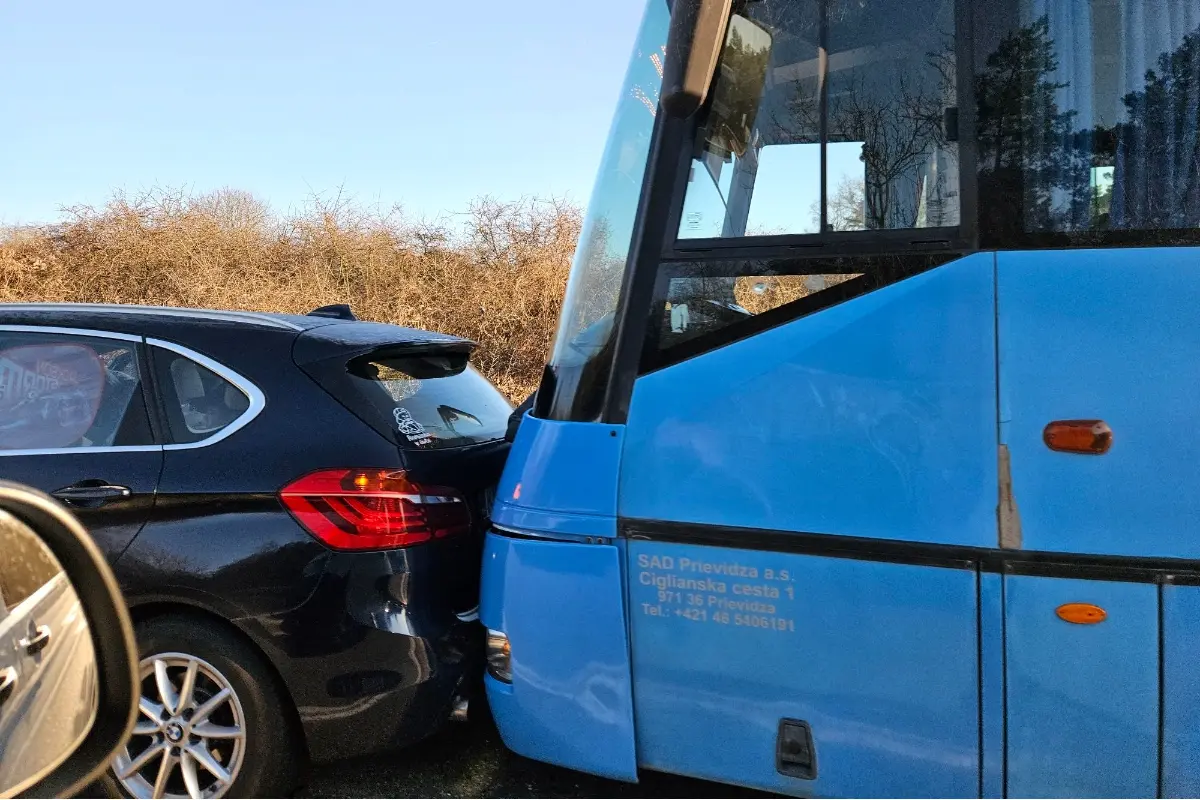 Foto: Vodiči, dávajte pozor za Novákmi smerom na Horné Vestenice, havaroval tam autobus a osobné auto, úsekom už plne prejdete