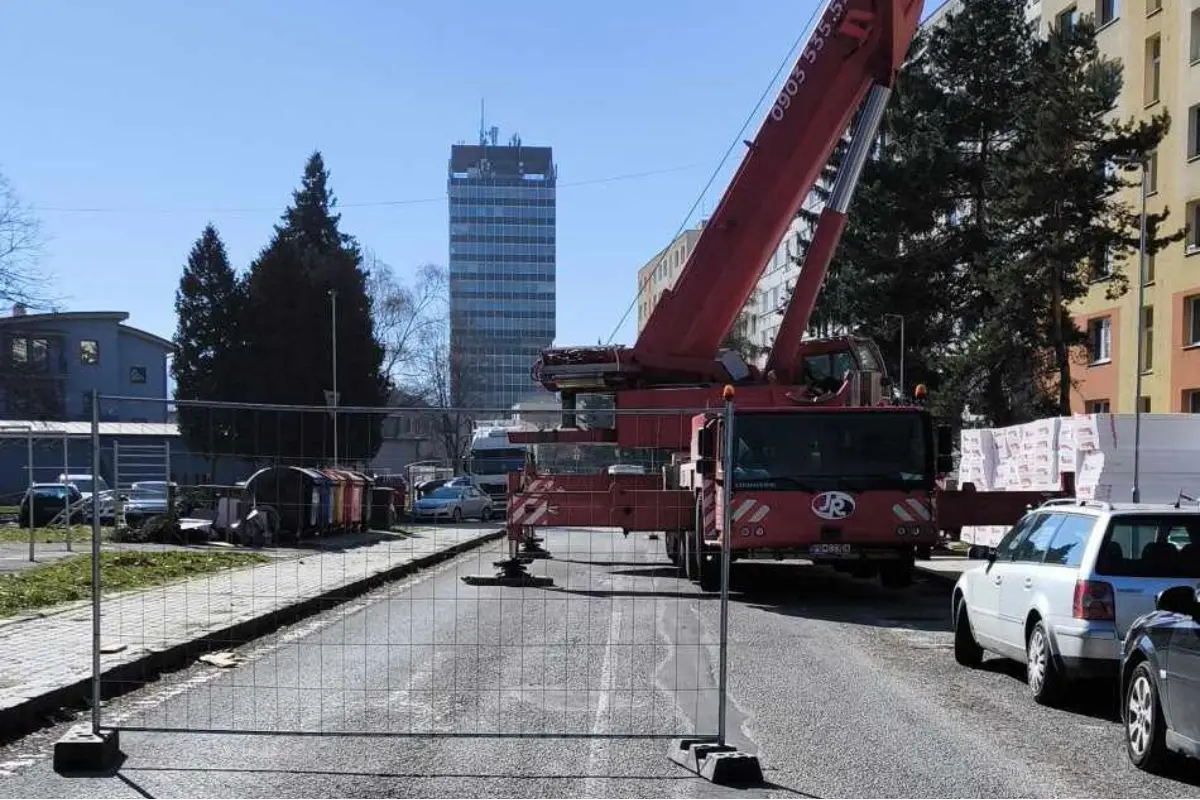 Foto: Na zastávke "Sídlisko Stred" v Považskej Bystrici dnes autobusy nebudú stáť, cesta je zablokovaná