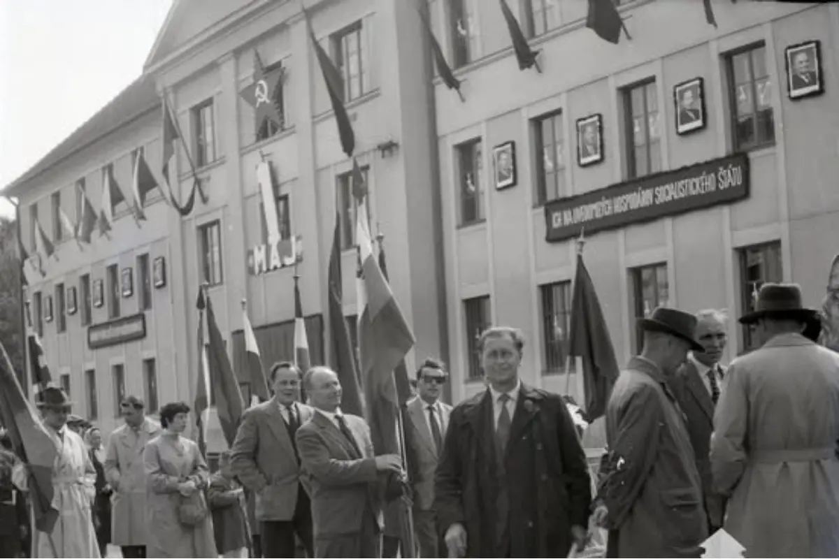 FOTO: Trenčania, pamätáte si tie vyzdobené budovy v meste na 1. mája, spoznávate aj budovu na fotografií ?