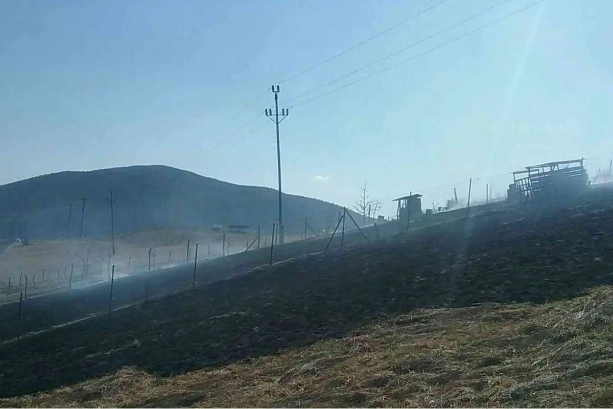 FOTO: Požiar v obci pri Považskej Bystrici sa nebezpečne šíril k lesu, najprv sa ho snažili uhasiť miestni občania