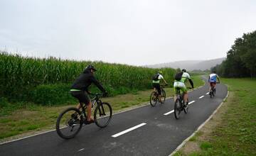 Cyklisti budú môcť navštíviť susedný kraj. Úsek Vážskej cyklomagistrály v Trenčianskom kraji je hotový