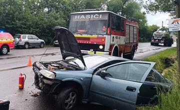 FOTO: Hasiči z Nitrianskeho Pravna pomáhali pri nehode, havarované auto skončilo v kanáli