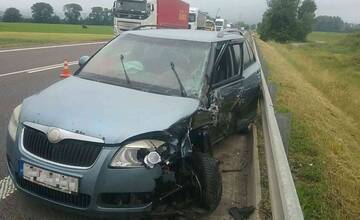 FOTO: Po nehode pri Púchove museli hasiči pomocou transportnej dosky vyťahovať vodiča z auta