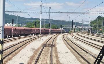 AKTUÁLNE: Vlaková doprava medzi Púchovom a Považskou Bystricou je prerušená. Na trati uviazol nákladný vlak