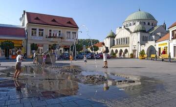 V centre Trenčína  pri vodníkovi zaútočil pes na malé dievčatko. Zahryzol sa jej do šiat na brušku