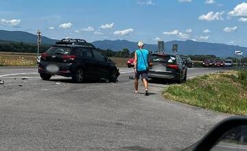 Dopravná nehoda v Prievidzi smerom na Nedožery-Brezany. Zrazili sa tam dve osobné autá