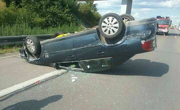 FOTO: Hrozivá dopravná nehoda na D1 pri Dubnici nad Váhom. Auto skončilo na streche, vodič mimo vozidla