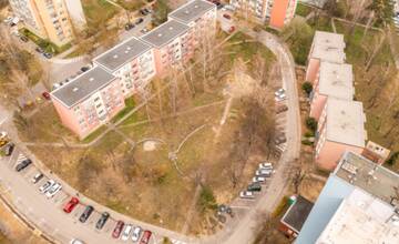 FOTO: Na trenčianskom sídlisku zrevitalizujú ďalší vnútroblok. Práce potrvajú do konca novembra