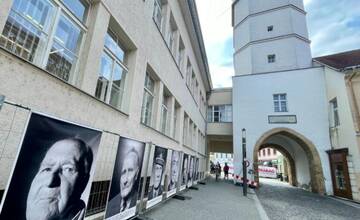 FOTO: Výstava pod Mestskou vežou odhaľuje príbehy partizánov. Unikátne fotografie uvidíte do konca augusta