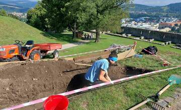 Archeologický výskum na Trenčianskom hrade pokračuje: Odhalia ďalšie zaujímavé nálezy?