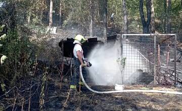 FOTO: V Novej Dubnici horel borovicový les. Hasičom sa podarilo zachrániť chatky, zhoreli však menšie objekty