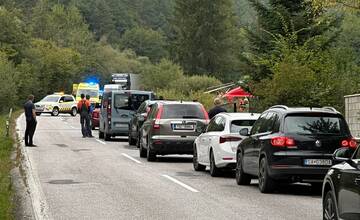 Vodiči pozor, na horskom priechode Kľak v smere do Prievidze narazilo auto do stromu. Na mieste zasahuje vrtuľník