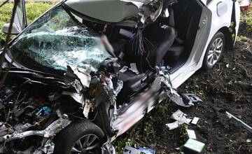 FOTO: Vodič z Kľačna po náraze do stromu bojuje o život. Auto zostalo úplne zdevastované