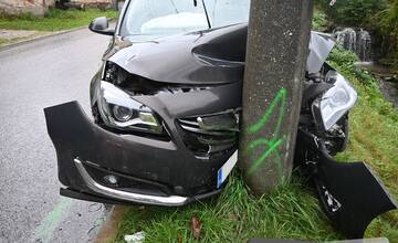 FOTO: Handlovčan sadol s 3 a pol promile za volant. V blízkosti rodinných domov si to tentokrát odniesol len stĺp