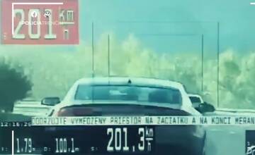 VIDEO: Vodič sa pri Skalke nad Váhom rútil rýchlosťou 201 km/h. Polícia ho nahrala a schytal mastnú pokutu