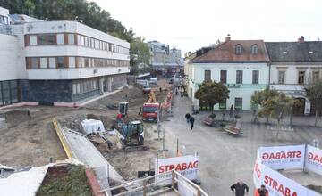 FOTO: Sládkovičovou ulicou môžu prejsť len chodci. Autá, bicykle či kolobežky majú obmedzený vstup