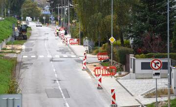 Trenčania, dnes sa radšej vyhnite ulici Ľudovíta Stárka. Cestári tam začínajú frézovať, očakávajú sa zdržania 