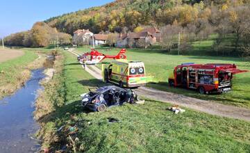 Tragédia pri Vrbovciach: 71-ročnú chodkyňu zrazilo auto, ktorú náraz odhodil do potoka. Na mieste zasahoval vrtuľník