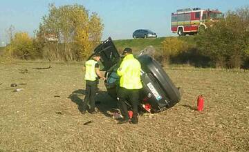 FOTO: Na D1 pri Košeci došlo k vážnej dopravnej nehode. Auto skončilo prevrátené mimo cesty