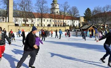 FOTO: Prievidžania, máte sa načo tešiť! Zimné klzisko sa vráti na Námestie slobody a dokonca bude zadarmo