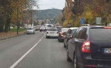 Dopravná nehoda v Bojniciach na križovatke Opatovská cesta s Prievidzskou. Počítajte so zdržaním