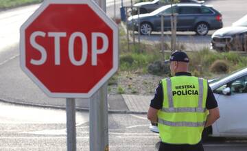 Dubnica nad Váhom sprísňuje kontroly statickej dopravy. Na dodržiavanie pravidiel dohliada polícia aj kontrolóri