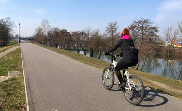 Hrádza na Sihoti patrí chodcom alebo cyklistom? Trenčania diskutujú, pre koho je určená