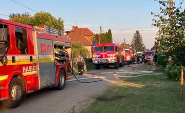 AKTUALIZOVANÉ: V Považskej Bystrici horel rodinný dom. Hasiči sa požiar snažili uhasiť 