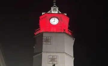 Mestská veža bude svietiť načerveno, Trenčín sa pridáva k iniciatíve Červená streda. Viete, aký to má význam?