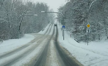 Dávajte pozor, aj dnes platí v Trenčianskom kraji výstraha pred poľadovicou na cestách, ale aj snežením