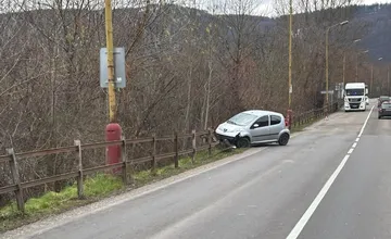 Dopravná nehoda medzi Púchovom a Považskou Bystricou. Auto narazilo do zvodidiel