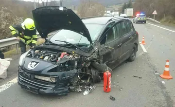 FOTO: Pri nehode kamióna s osobným autom pri Handlovej sa zranili dve osoby, odviezla ich sanitka