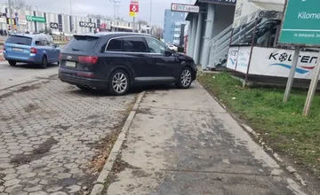 Vodič zaparkoval svoje auto tak, že zablokoval celý chodník. Znamenité Q s nízkym IQ, napísala Prievidžanka