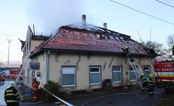 FOTO: Osoba stihla pred plameňmi ujsť. Hasiči bojovali s požiarom v Ilave, ktorý zachvátil budovu neďaleko stanice