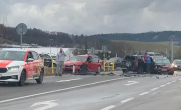 Dopravná nehoda troch áut v Považskej Bystrici medzi časťami Považské Podhradie a Šebešťanová