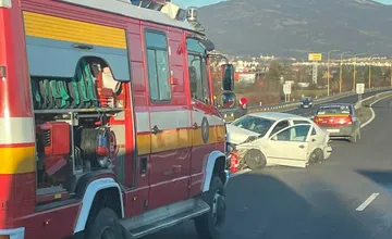 Pozor na nehodu na vjazde do Prievidze. Na mieste je poľadovica, jazdite preto opatrne