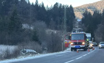 Vodiči, pozor na poľadovicu. Pri Kľačne havarovalo auto a skončilo v potoku