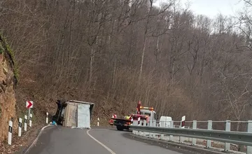 Hromadná nehoda v stúpaní na Skýcov z Partizánskeho. Zrazilo sa tam auto s dodávkou a nákladiakom