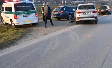 Kolíziu neďaleko Prievidze mal zaviniť 67-ročný muž. Pri odbočovaní si nevšimol prichádzajúce auto