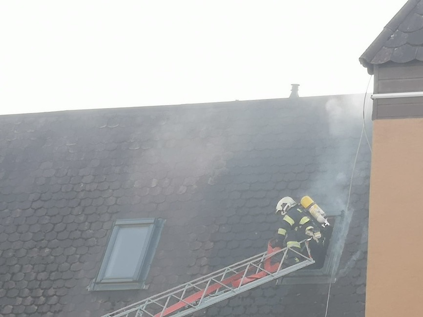 FOTO: Desiatky hasičov zasahujú pri požiari v Trenčianskych Tepliciach, foto 2