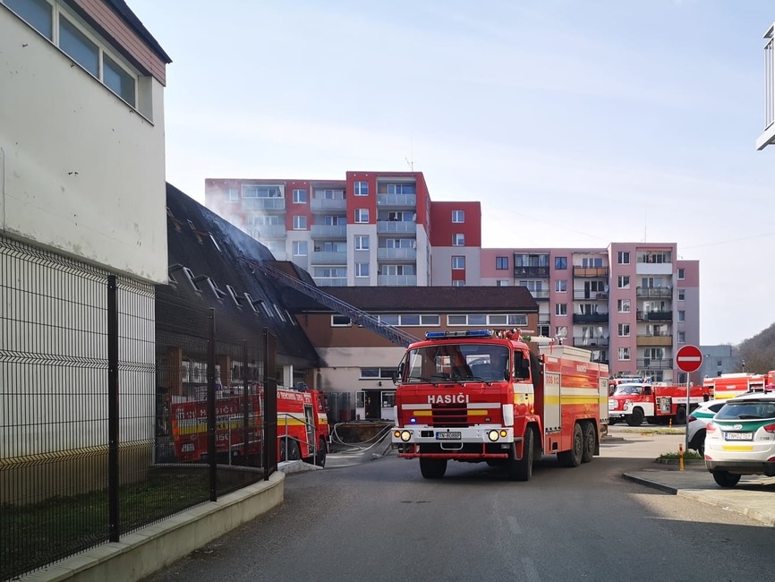 FOTO: Desiatky hasičov zasahujú pri požiari v Trenčianskych Tepliciach, foto 4