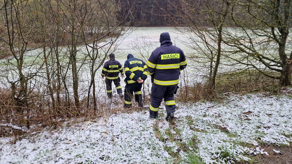 FOTO: Dobrovoľní hasiči z Brezovej pod Bradlom zatočili s nelegálnou skládkou, foto 4