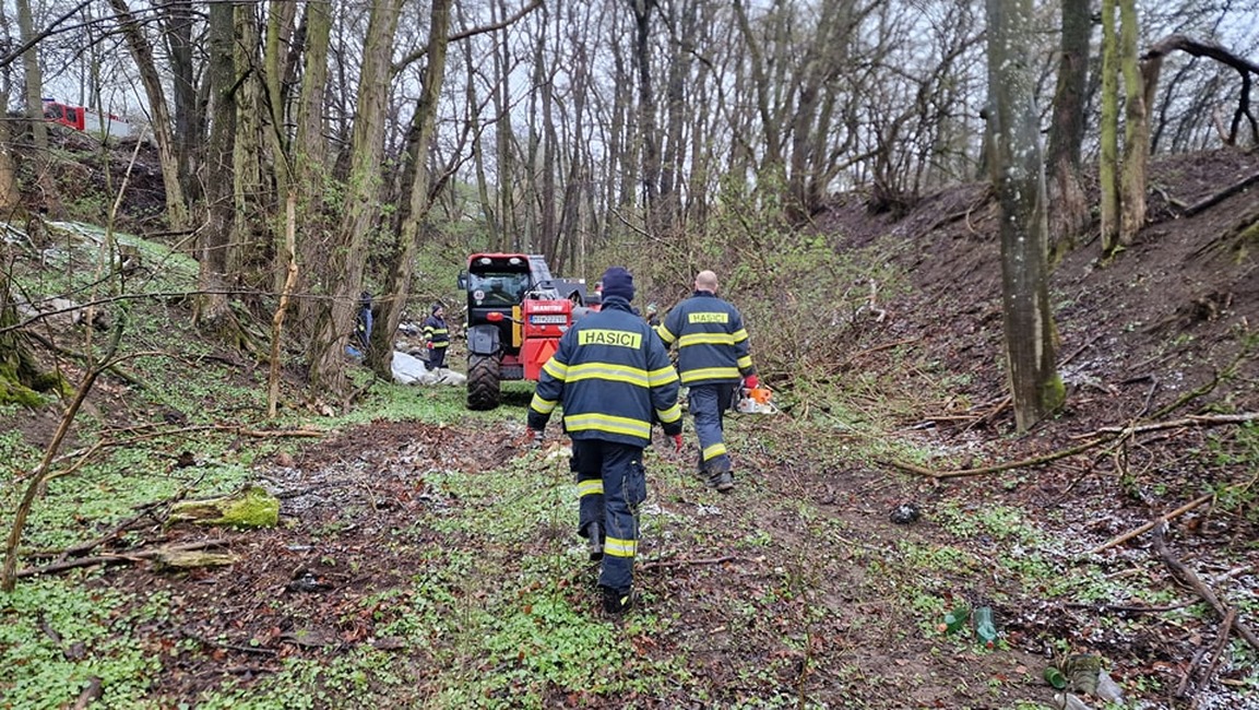 FOTO: Dobrovoľní hasiči z Brezovej pod Bradlom zatočili s nelegálnou skládkou, foto 6