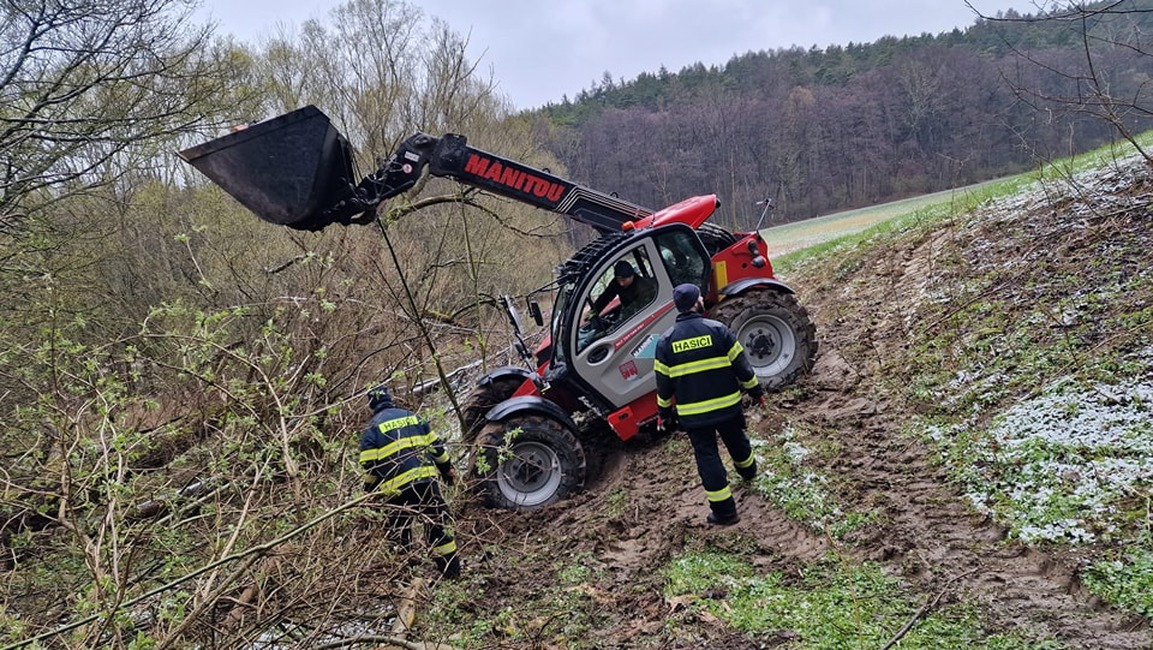 FOTO: Dobrovoľní hasiči z Brezovej pod Bradlom zatočili s nelegálnou skládkou, foto 8