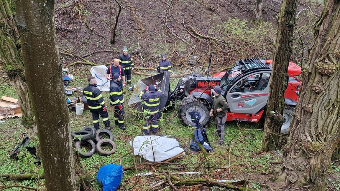 FOTO: Dobrovoľní hasiči z Brezovej pod Bradlom zatočili s nelegálnou skládkou, foto 9