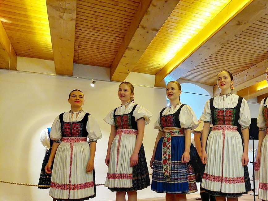 FOTO: Desiatky ľudí zavítalo na Trenčiansky hrad v kroji.  Za vernosť tradíciám na nich čakala odmena, foto 1